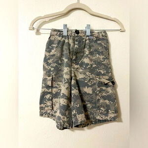 Boys all over pixel camo print elastic cargo shorts Trooper brand size medium
